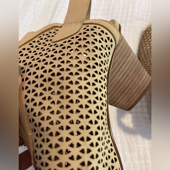 Vince Camuto Perforated Leather Peep Toe Sandals Dastana Nude Size 10M/42 - Picture 3 of 11